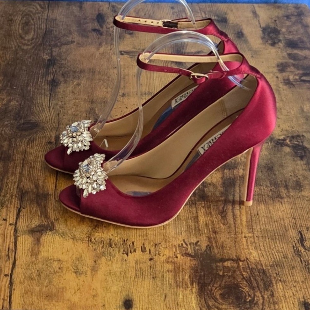 Badgley Mischka Jamaica Wine Satin Crystal Embellished Peep Toe Heels Size 7
